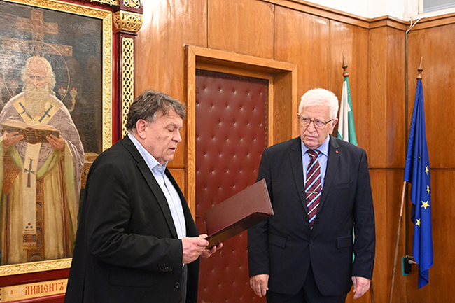 Проф. д-р Недю Попиванов бе удостоен с Почетния знак "Св. Климент Охридски" със синя лента