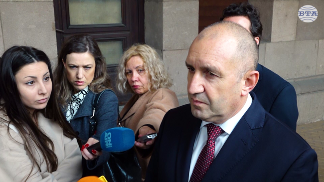 Стабилността на правителството зависи от архитектите на мнозинството - Борисов и Пеевски, каза президентът Радев