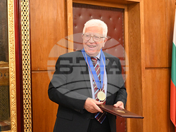 Проф. д-р Недю Попиванов бе удостоен с Почетния знак  Софийския университет със синя лента. Снимка: СУ