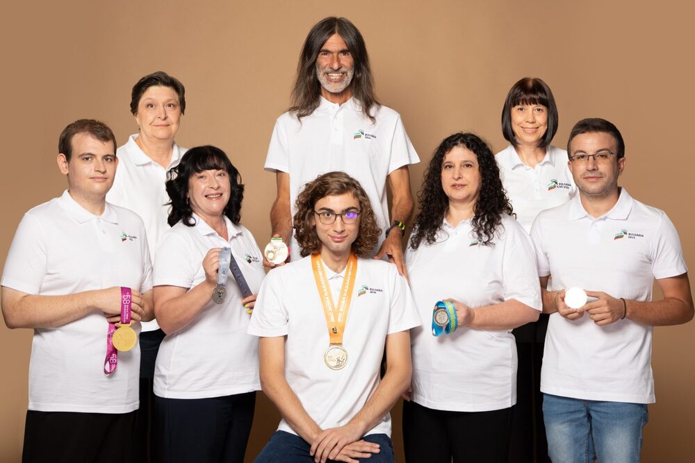 Ролята на учителя е да напътства, да гълчи, да обича, казва Иван Симеонов от Софийската математическа гимназия пред в. „Аз-буки"