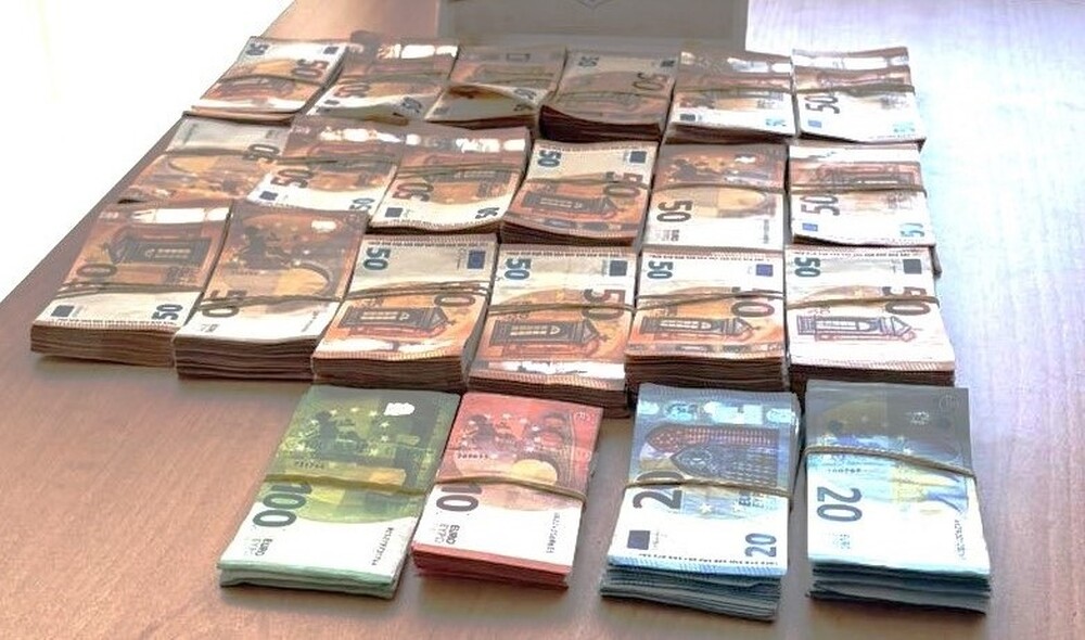 Недекларирана валута за близо 380 000 лева откриха и задържаха митничари на "Капитан Андреево" при две проверки на камиони