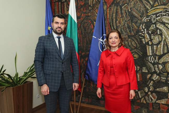 Foreign Minister Holds Farewell Meeting with Italian Ambassador