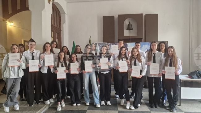 Ученици от Езиковата гимназия в Разград спечелиха награди от състезание по английски език