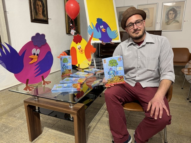 Най-важното в комикса е да има история, каза Георги Гечев, който представя в Казанлък книгата си "Весели врабчета"