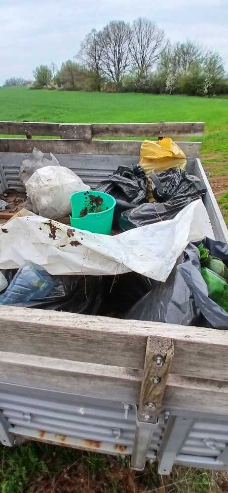 Служители на Държавно горско стопанство - Преслав извършват почистване на горските територии и премахване на изхвърлени отпадъци