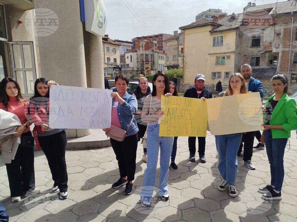 Майки, самоосигурявали се като земеделски производители, протестираха в Кърджали заради предписания да върнат изплатени суми за майчинство