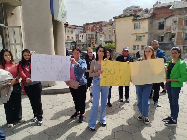 Майки, самоосигурявали се като земеделски производители, протестираха в Кърджали заради предписания да върнат изплатени суми за майчинство