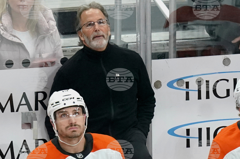 Старши треньорът на хокейния отбор Филаделфия Джон Торторела беше уволнен след поредица от слаби резултати