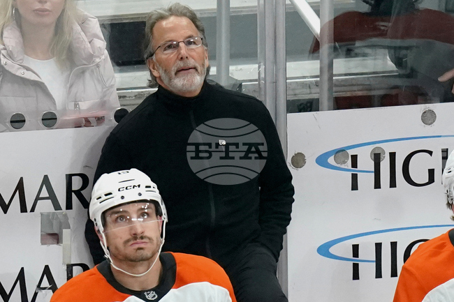 Старши треньорът на хокейния отбор Филаделфия Джон Торторела беше уволнен след поредица от слаби резултати