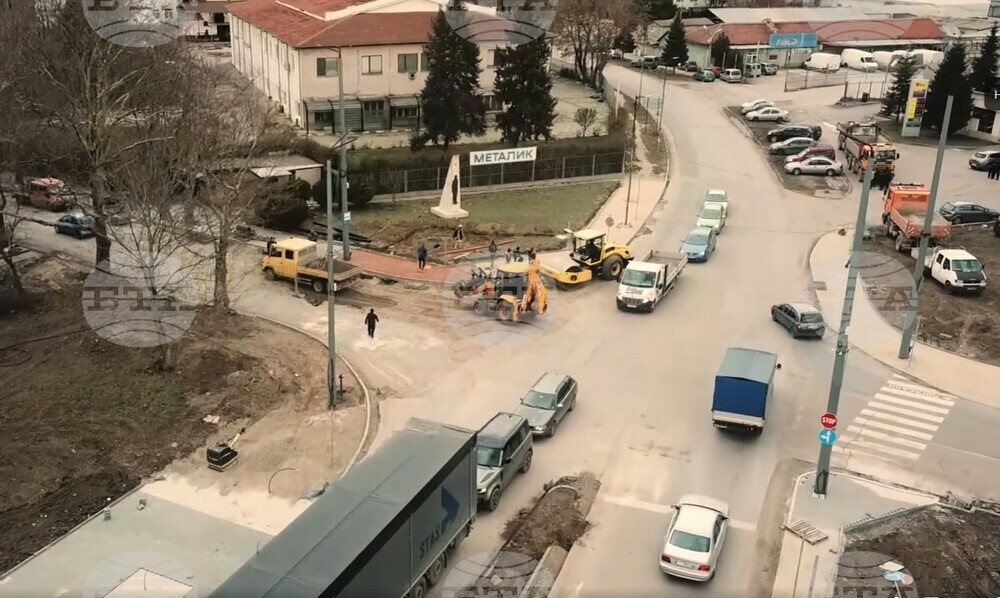 Затруднено е движението в един от най-натоварените участъци в Ямбол заради изграждане на кръгово кръстовище