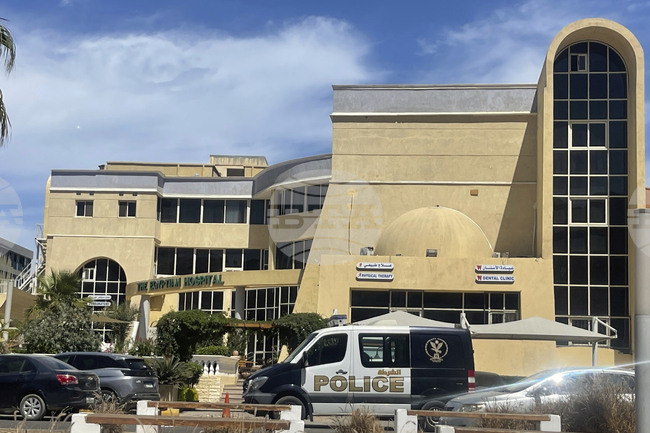 Двадесет и осем души са спасени при потъването на туристическо корабче край египетски курорт