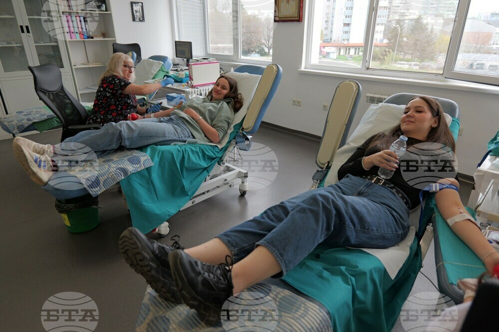 Ученици и учители дариха кръв в Бургас в рамките на кампанията "Това не си го правил"