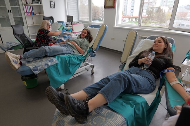 Ученици и учители дариха кръв в Бургас в рамките на кампанията "Това не си го правил"