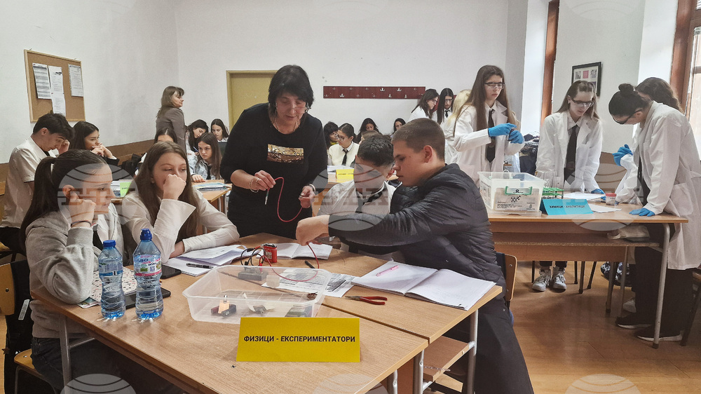 Десетокласници от Езиковата гимназия в Разград влязоха в ролите на химици, физици и биолози по време на интердисциплинарен урок