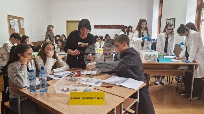 Десетокласници от Езиковата гимназия в Разград влязоха в ролите на химици, физици и биолози по време на интердисциплинарен урок