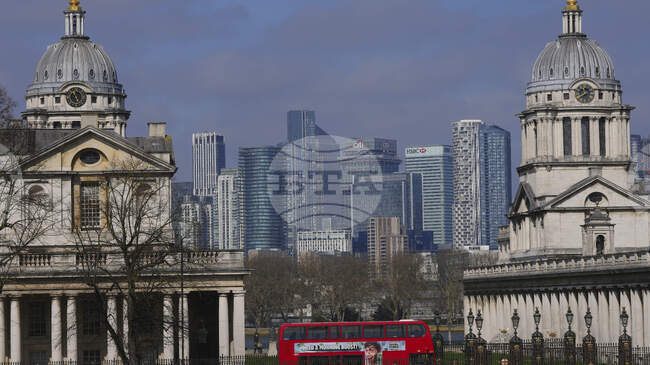 Британската икономика показва признаци на възстановяване, след като бизнес активността във Великобритания се повишава през февруари, отчита проучване