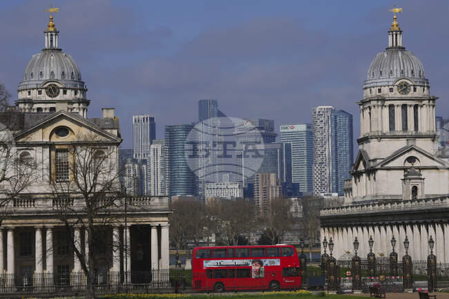Британската икономика показва признаци на възстановяване, след като бизнес активността във Великобритания се повишава през февруари, отчита проучване