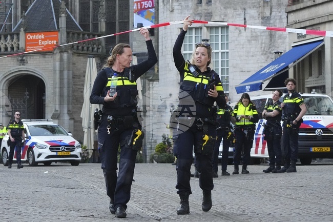 АНП: Мъжът, който подпали автомобил на площад "Дам" в Амстердам, е починал