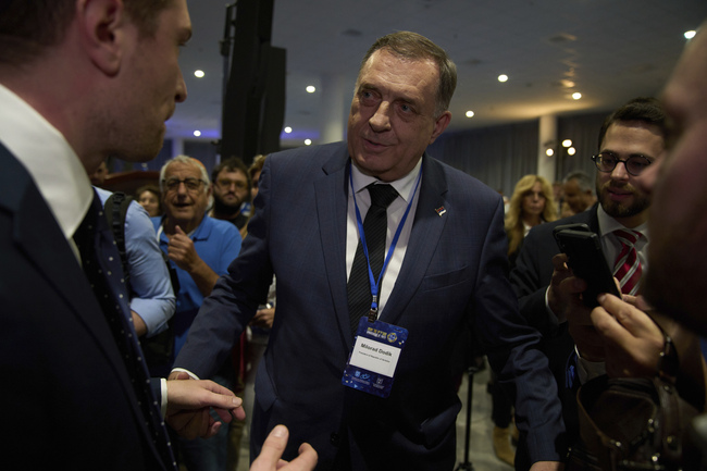 Лидерът на босненските сърби Милорад Додик се завърна от Израел, където взе участие в международна конференция срещу антисемитизма