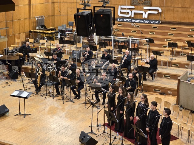 Биг бендът на Българското национално радио представи третото издание на „Мост между поколенията“