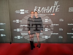 Предпремиера на „Те, вълните“. На снимката: Радина Кърджилова и Койна Русева. Снимка: Ваня Сухарова/БТА