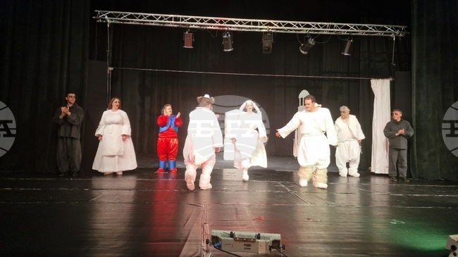 Театралите в Разград отбелязаха Световния ден на театъра с премиерата на спектакъла „Има ли смисъл да утепваме мечка“