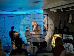 Спектакълът "Времето е в нас и ние сме във времето", посветен на последната нощ на Апостола, беше представен в арт клуб "Дипломат" в Световния ден на театъра. Снимка: Димитрина Ветова/БТА