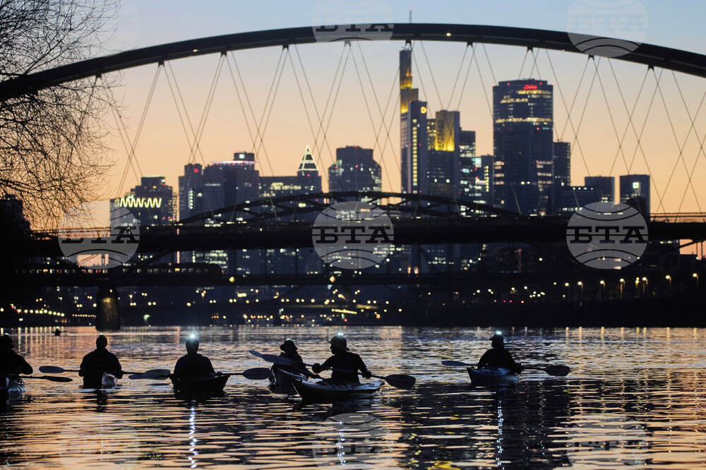 Еврото леко отстъпва позиции спрямо долара