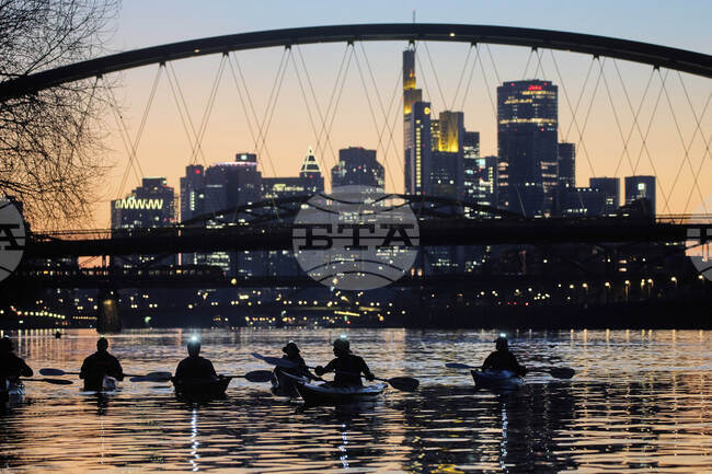 Еврото леко отстъпва позиции спрямо долара 