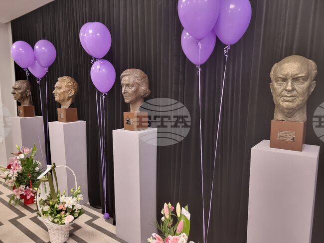 Варненският театър получи дарение - скулптурни портрети на четирима именити актьори