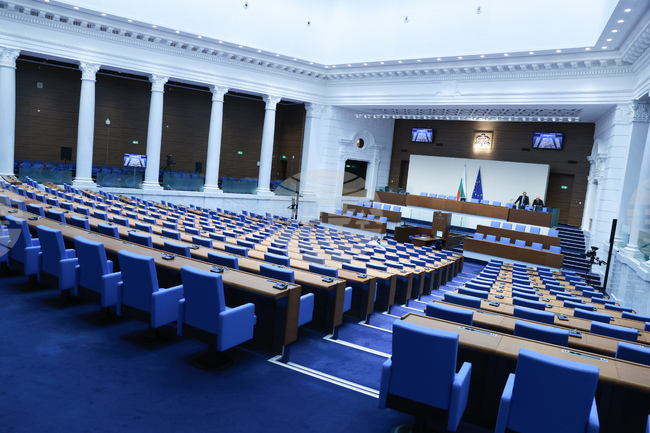 Поради ангажименти министрите на земеделието и финансите няма да бъдат изслушани в парламента