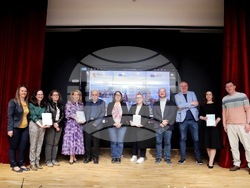 Помагало по японска граматика беше представено в столичното 18-о Средно училище "Уилям Гладстон". РУО в София-град