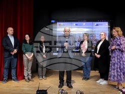 Помагало по японска граматика беше представено в столичното 18-о Средно училище "Уилям Гладстон". РУО в София-град