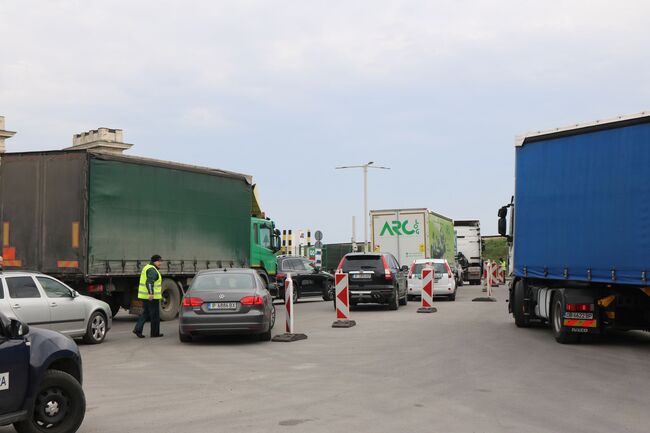 Пропускат поетапно камионите, които изчакваха възобновяване на движението по Дунав мост при Русе 