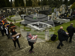 Роднини и приятели носят ковчезите на някои от 46-те неидентифицирани хора, убити по време на Гражданската война в Испания