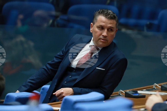 Парламентарната група „Алианс за права и свободи“ ще подкрепи този вот на недоверие, каза Хюсни Адем