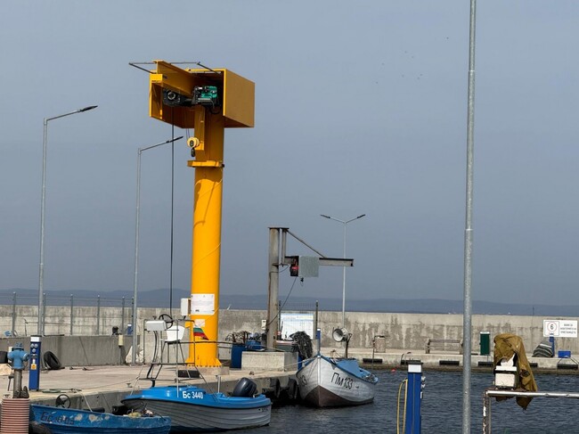 Специализиран кран с товароподемност 10 тона ще улесни работата в рибарското пристанище в бургаския квартал "Крайморие" 