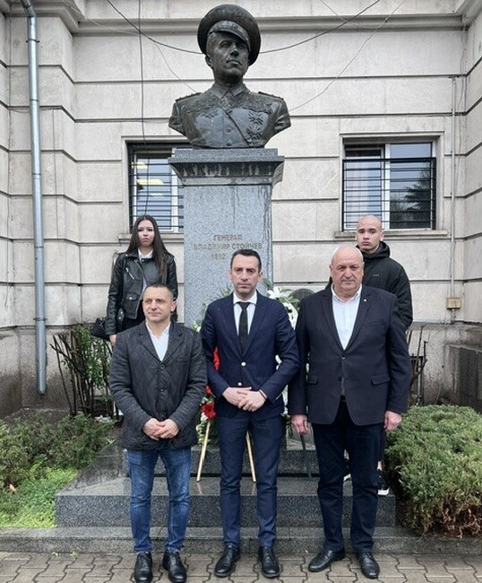 Министър Иван Пешев почете 133-годишнината от рождението на ген. Владимир Стойчев