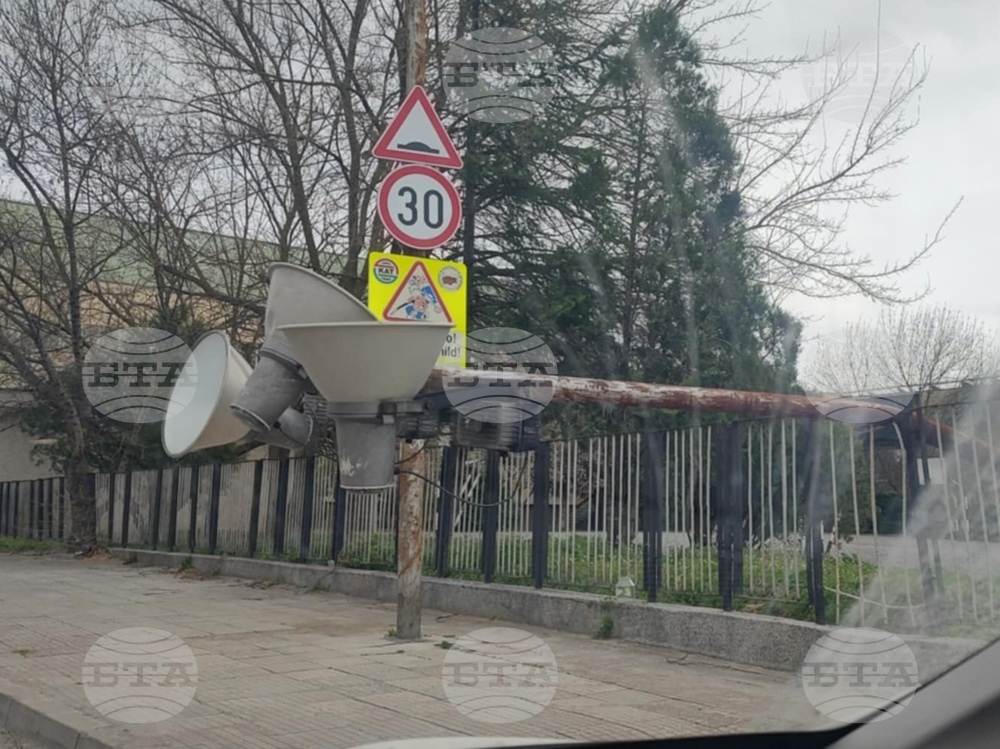 Вятърът в Ямбол достига до 72 км/час, множество са сигналите за паднали ламарини, дървета и клони