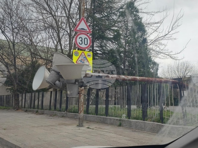 Вятърът в Ямбол достига до 72 км/час, множество са сигналите за паднали ламарини, дървета и клони