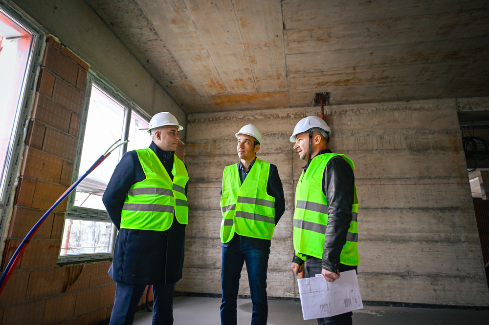 Кметът Васил Терзиев провери изграждането на нова детска градина в район Връбница