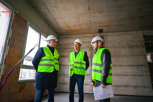 Кметът Васил Терзиев провери изграждането на нова детска градина в район Връбница