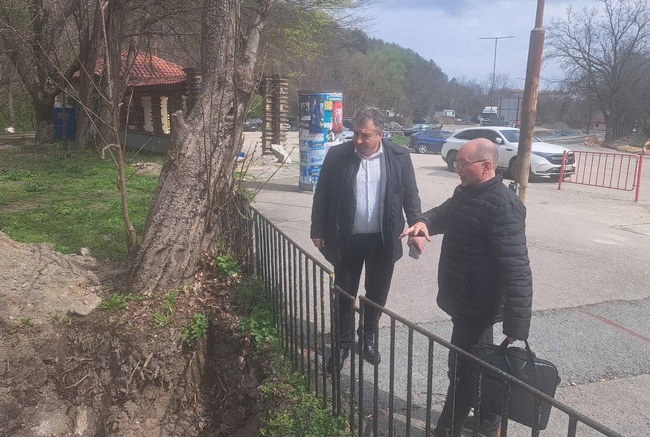 Кметът на Шумен инспектира дейностите по възстановяването на чешмата на входа на парка "Кьошкове“