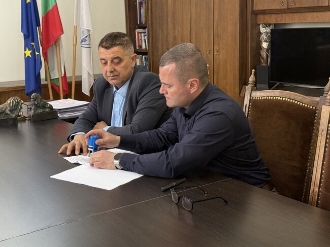 Двугодишен договор с подобрени социални придобивки подписаха днес синдикати с Община Русе