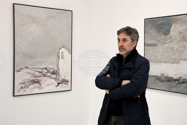 Море, брегове и къщи, запазили своята топлина, вдъхновяват Милчо Талев за изложбата му „Линия 2” във Варна