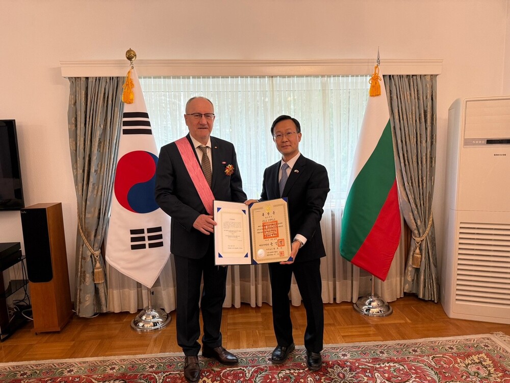 Ambassador Draganov Receives President of South Korea's Gwanghwa Medal for Diplomatic Service