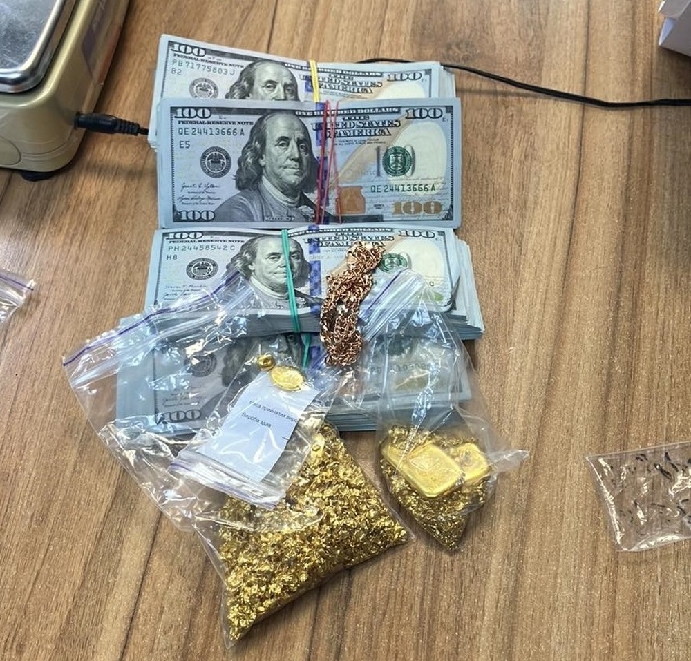 Митнически служители откриха контрабандно злато и валута за над 200 000 лева в бельото и багаж на пътничка 