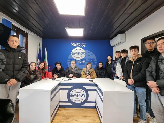 Ученици от Езиковата гимназия в Кюстендил посетиха Националния пресклуб на БТА в града