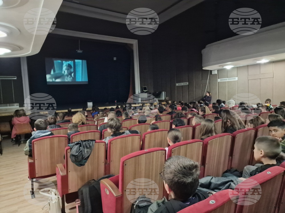 Ученици от Радомир се запознаха с опасностите, които крие интернет пространството