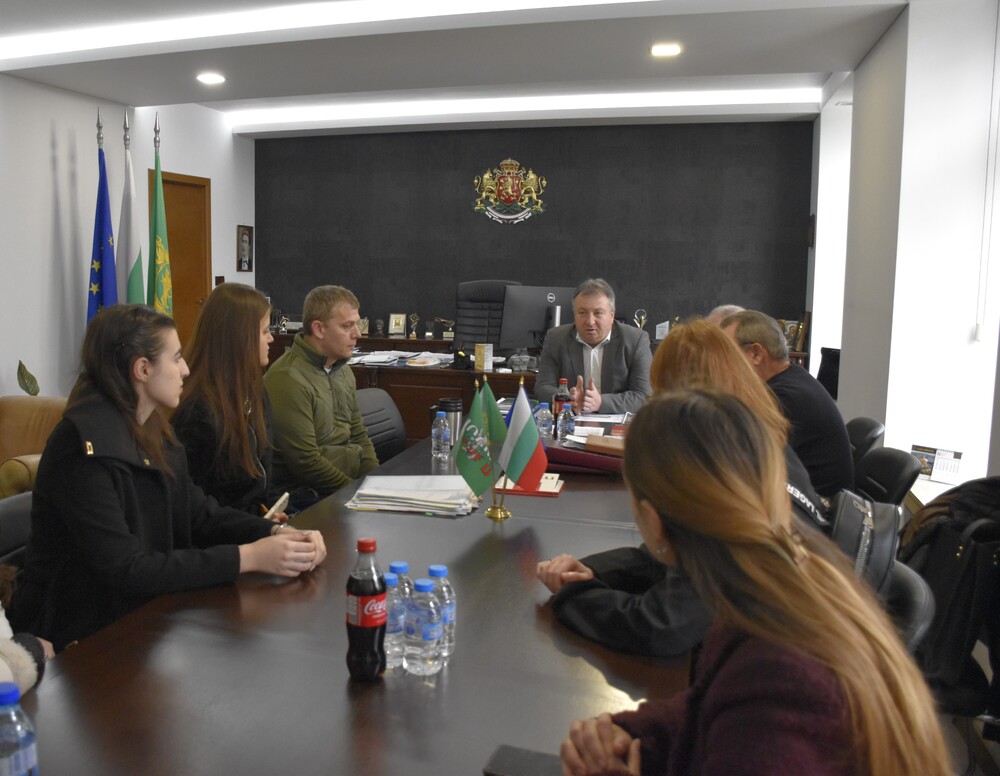 Първите студенти от Шуменския университет започнаха практиката си в Община Шумен